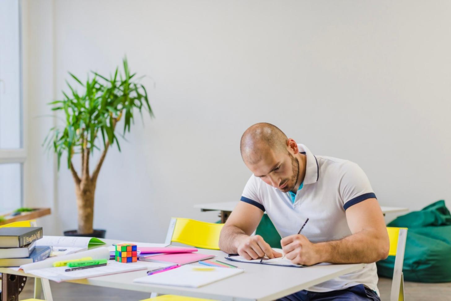 Espacio de trabajo colaborativo en las oficinas de dylosiveon