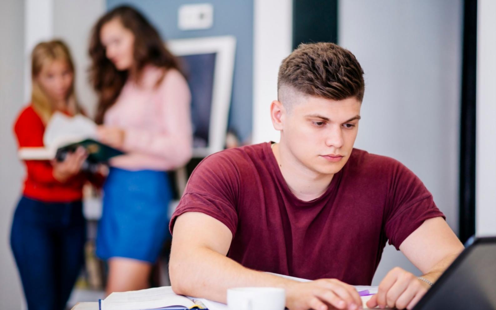Estudiantes participando en sesión de planificación financiera